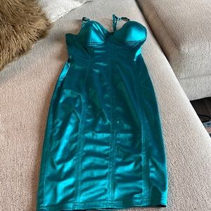 Silk beautiful emerald green below, the knee skinny dress